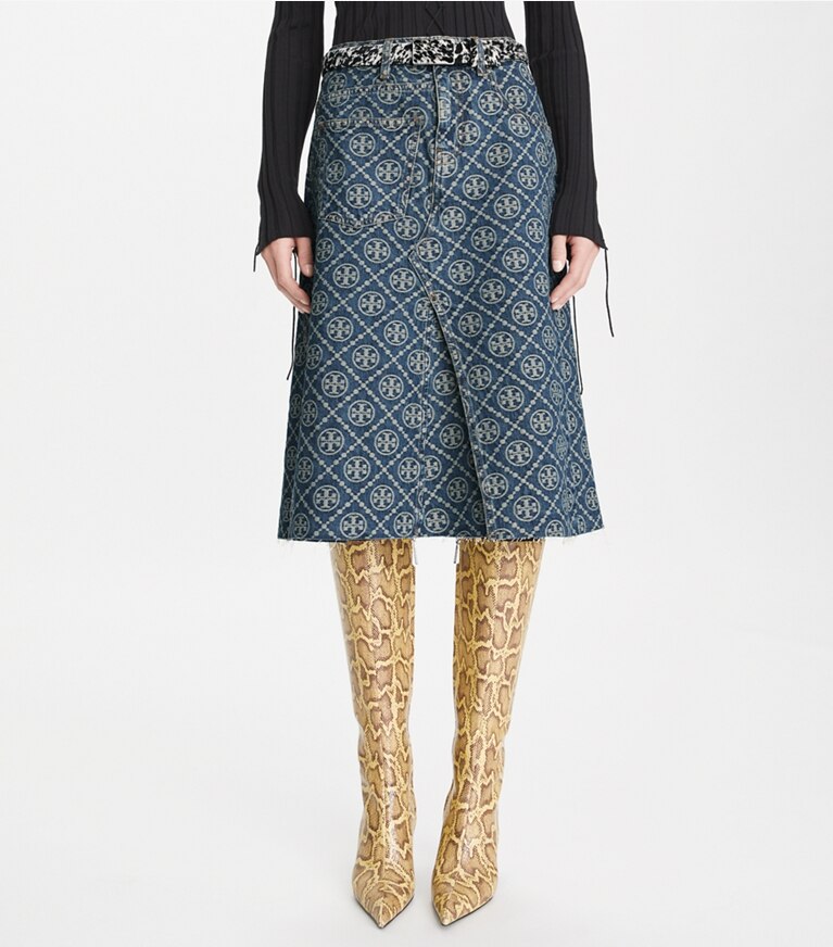Tory Burch diseñador prendas inferiores Falda de denim deconstruida en T-Monogram Vintage Wash detalle en modelo