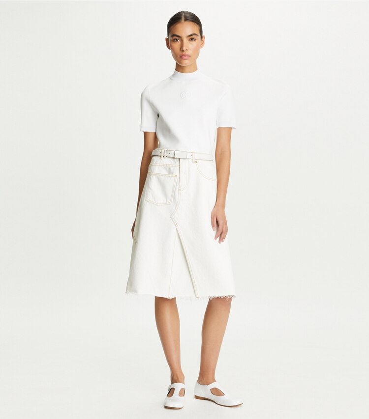 Tory Burch diseñador prendas inferiores Falda de denim deconstruida en White Chalk Wash frente en modelo
