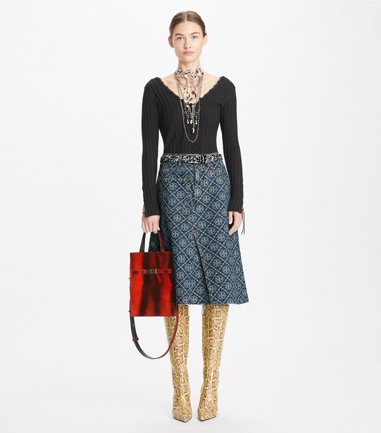 Tory Burch diseñador prendas inferiores Falda de denim deconstruida en T-Monogram Vintage Wash frente en modelo