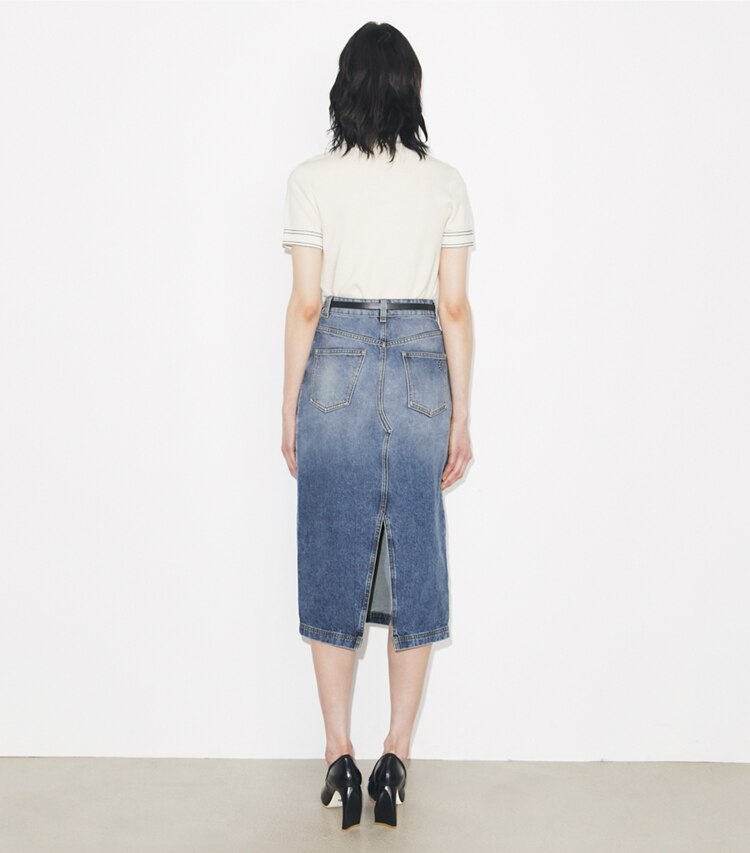 Tory Burch diseñador prendas inferiores Falda de denim en Light Vintage Wash parte posterior en modelo