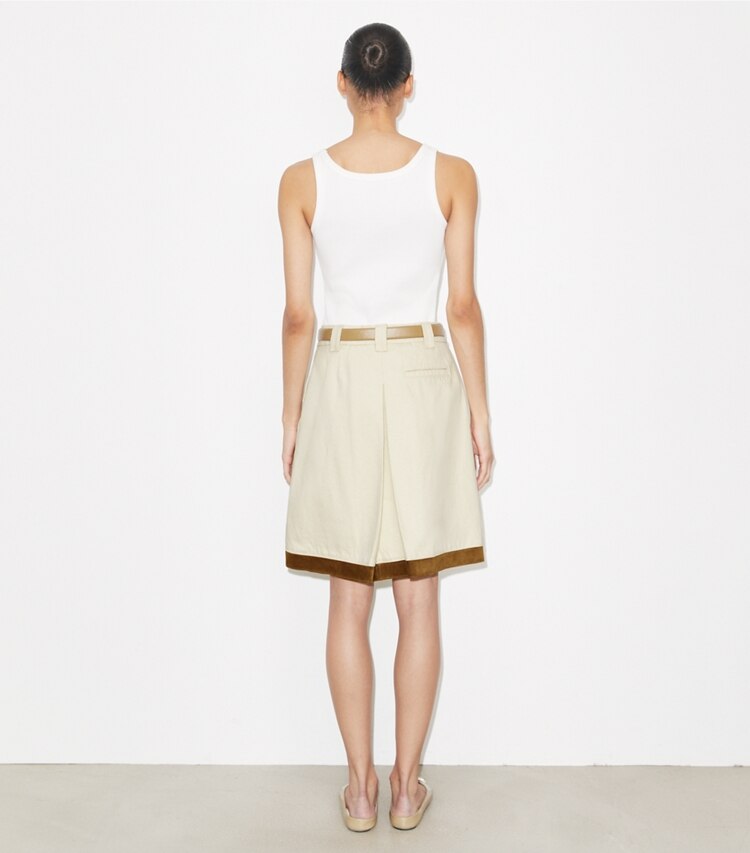 Tory Burch diseñador prendas inferiores Falda de denim en Beige parte posterior en modelo