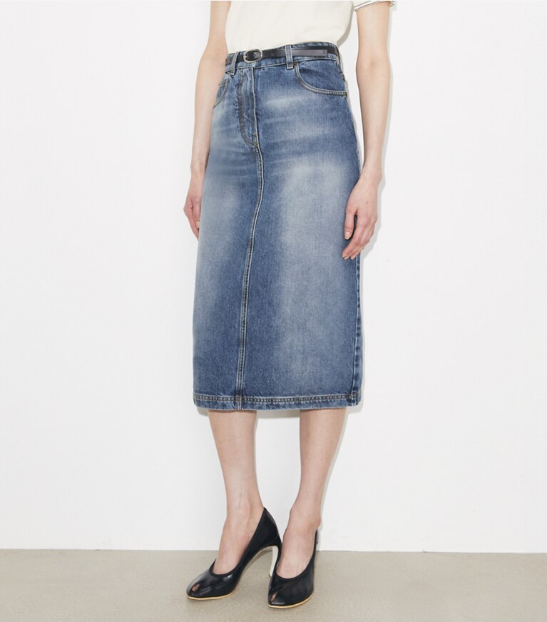 Tory Burch diseñador prendas inferiores Falda de denim en Light Vintage Wash detalle en modelo