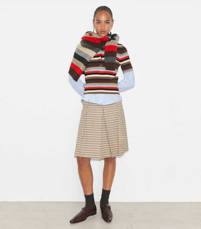 Tory Burch diseñador prendas inferiores Falda de golf a cuadros en Crimson Rust Dense Plaid Sport frente en modelo