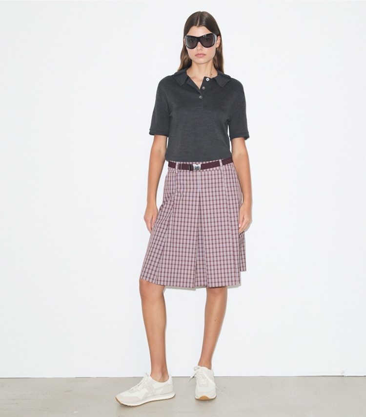 Tory Burch diseñador prendas inferiores Falda de golf a cuadros en Burgundy Plaid frente en modelo