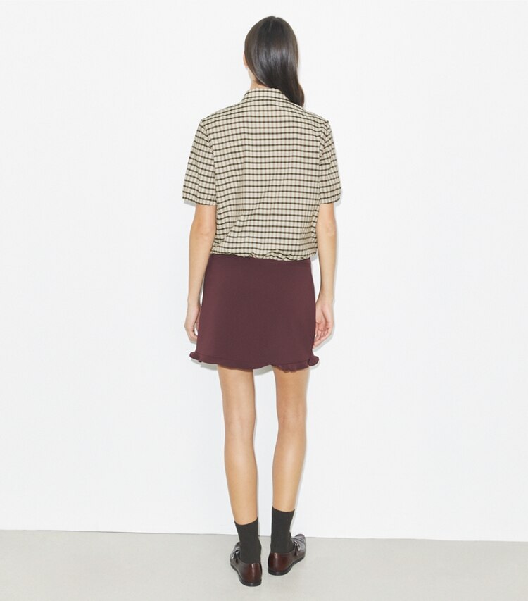 Tory Burch diseñador prendas inferiores Falda de golf elástica con volados en Dark Sangria parte posterior en modelo