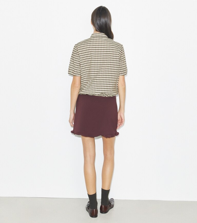 Tory Burch diseñador prendas inferiores Falda de golf elástica con volados en Dark Sangria parte posterior en modelo