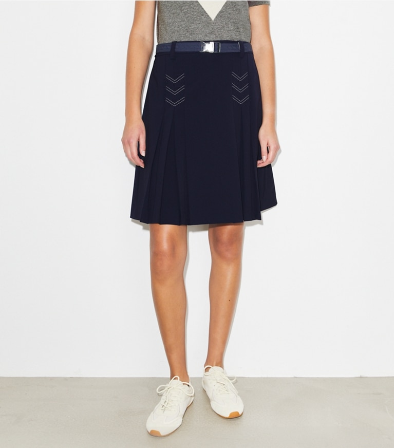 Tory Burch diseñador prendas de abajo Falda de golf elástica plisada en Deep Navy detalle en modelo
