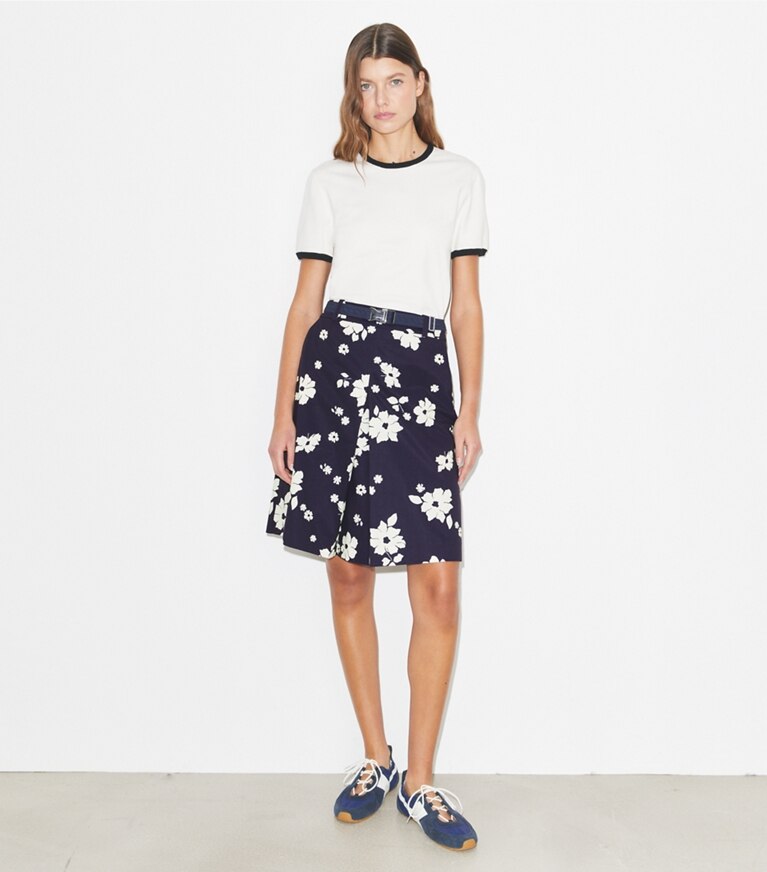 Tory Burch diseñador prendas inferiores Falda de golf plisada en Medium Navy Contrast Floral frente en modelo