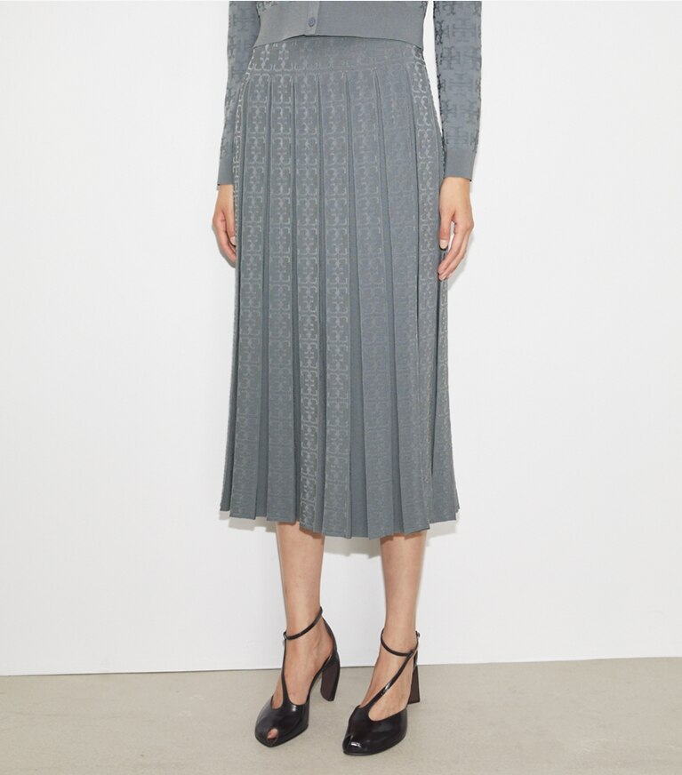 Tory Burch diseñador prendas inferiores Falda de jacquard con monograma de T en Icicle Gray en el modelo (detalle)