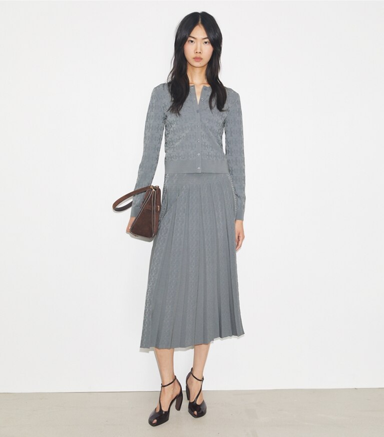 Tory Burch diseñador prendas inferiores Falda de jacquard con monograma de T en Icicle Gray en el modelo (frente)