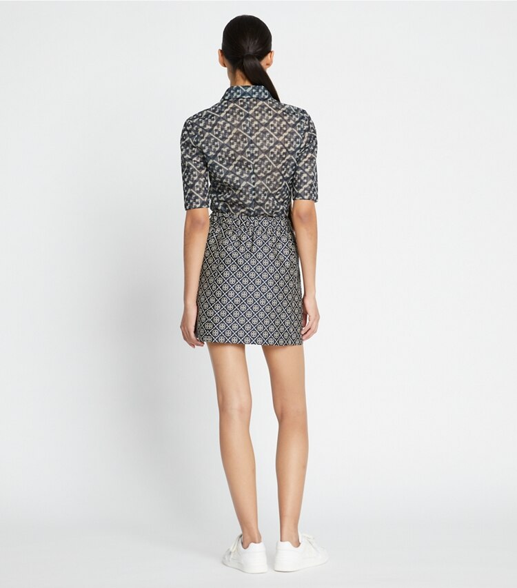 Tory Burch diseñador prendas inferiores Falda de jacquard técnico con monograma de T en TORY NAVY T MONOGRAM SMALL SPORT en el modelo (espalda)