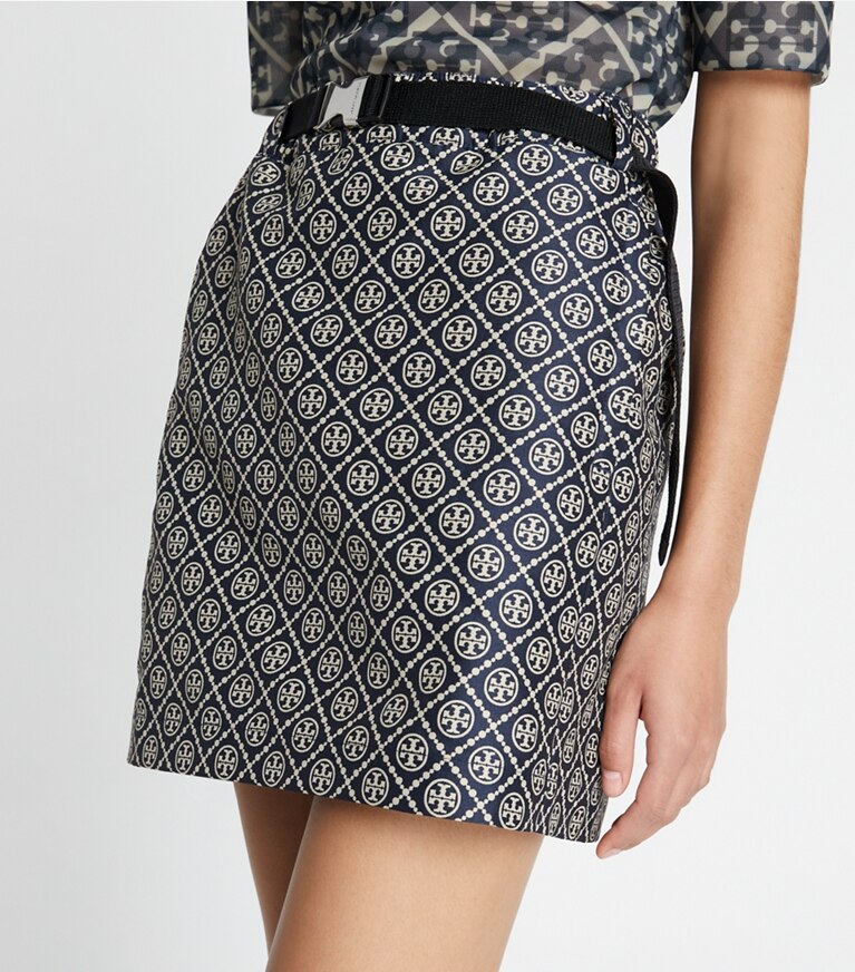 Tory Burch diseñador prendas inferiores Falda de jacquard técnico con monograma de T en TORY NAVY T MONOGRAM SMALL SPORT en el modelo (detalle)