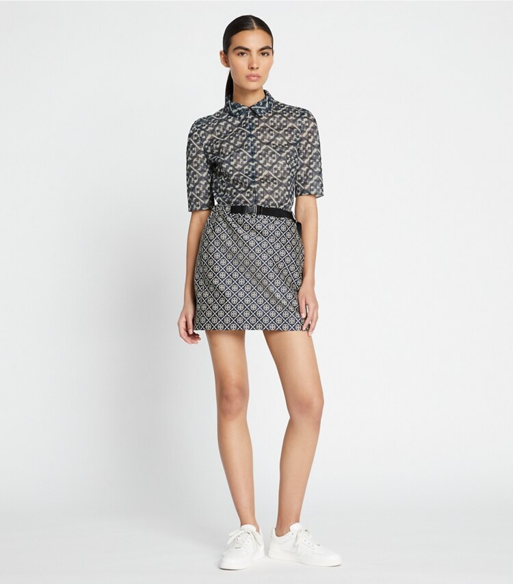 Tory Burch diseñador prendas inferiores Falda de jacquard técnico con monograma de T en TORY NAVY T MONOGRAM SMALL SPORT en el modelo (frente)