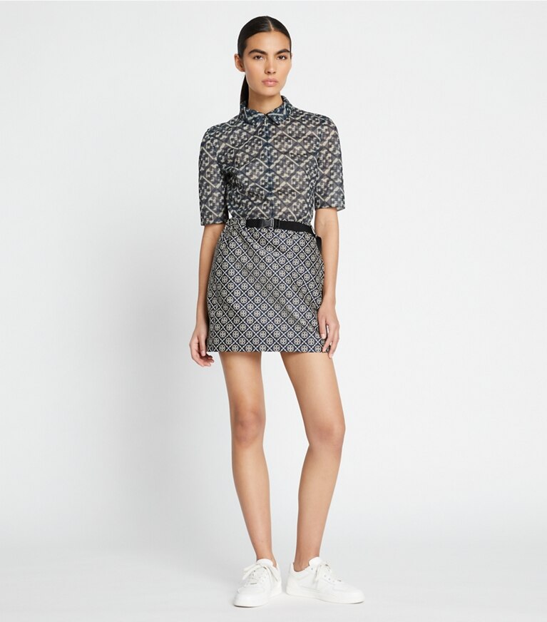 Tory Burch diseñador prendas inferiores Falda de jacquard técnico con monograma de T en TORY NAVY T MONOGRAM SMALL SPORT en el modelo (frente)