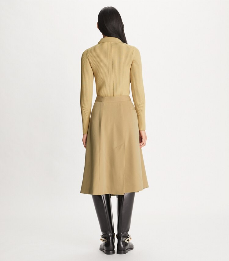 Tory Burch diseñador prendas inferiores Falda de lana deconstruida en Pale Teak parte posterior en modelo