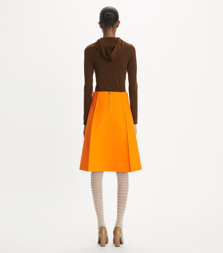 Tory Burch diseñador prendas inferiores Falda de lana en Bright Mandarin parte posterior en modelo