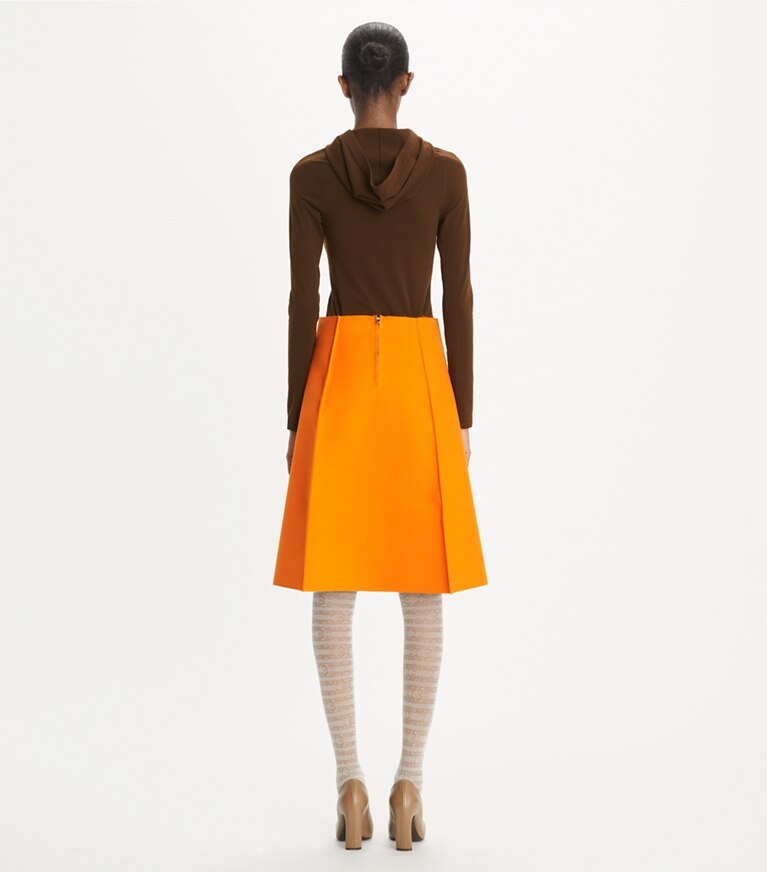 Tory Burch diseñador prendas inferiores Falda de lana en Bright Mandarin parte posterior en modelo