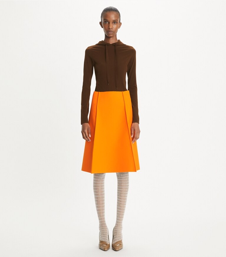 Tory Burch diseñador prendas inferiores Falda de lana en Bright Mandarin frente en modelo