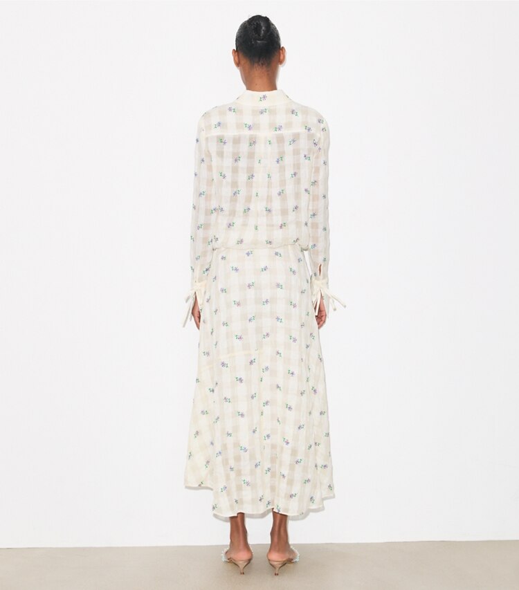Tory Burch diseñador prendas inferiores Falda de lino bordada en Ivory Embroidered Gingham parte posterior en modelo