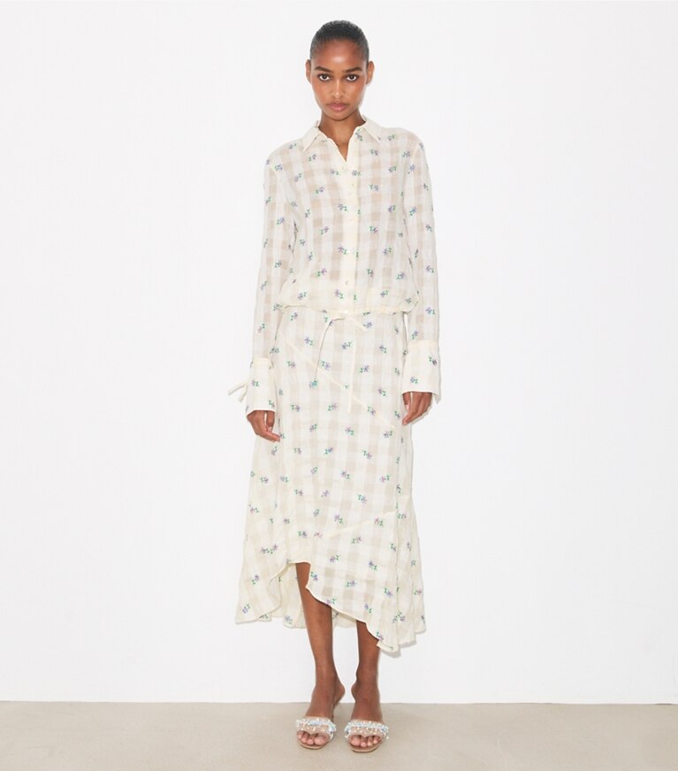 Tory Burch diseñador prendas inferiores Falda de lino bordada en Ivory Embroidered Gingham frente en modelo