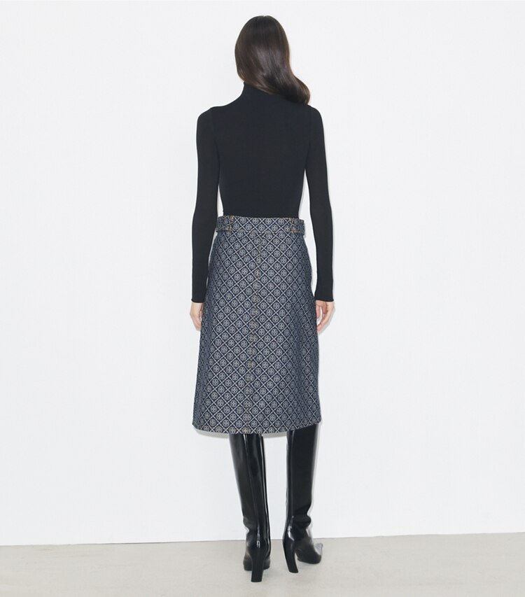 Tory Burch diseñador prendas inferiores Falda de mezclilla acampanada en T Monogram Stone Wash parte posterior en modelo