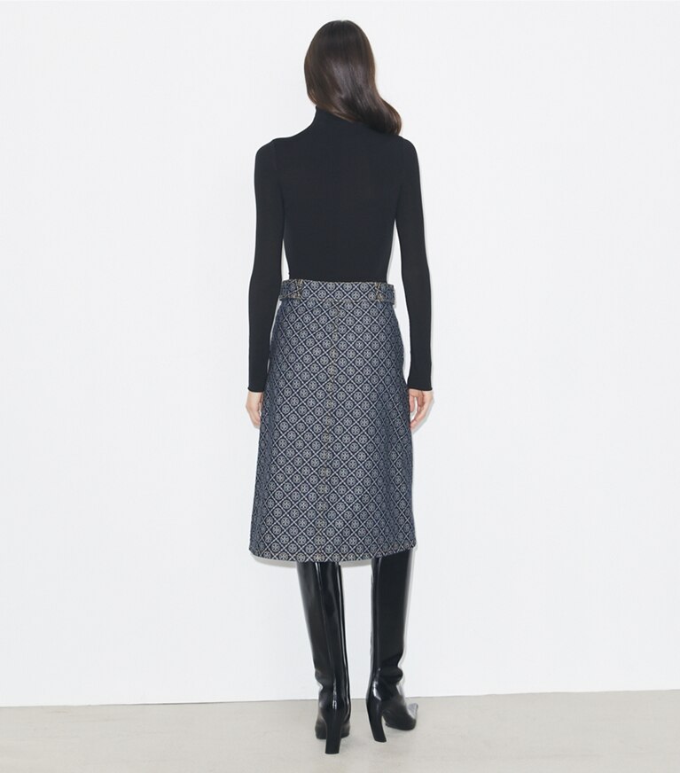 Tory Burch diseñador prendas inferiores Falda de mezclilla acampanada en T Monogram Stone Wash parte posterior en modelo