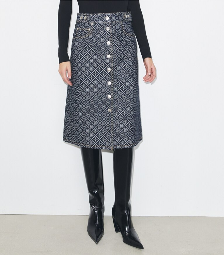 Tory Burch diseñador prendas inferiores Falda de mezclilla acampanada en T Monogram Stone Wash detalle en modelo