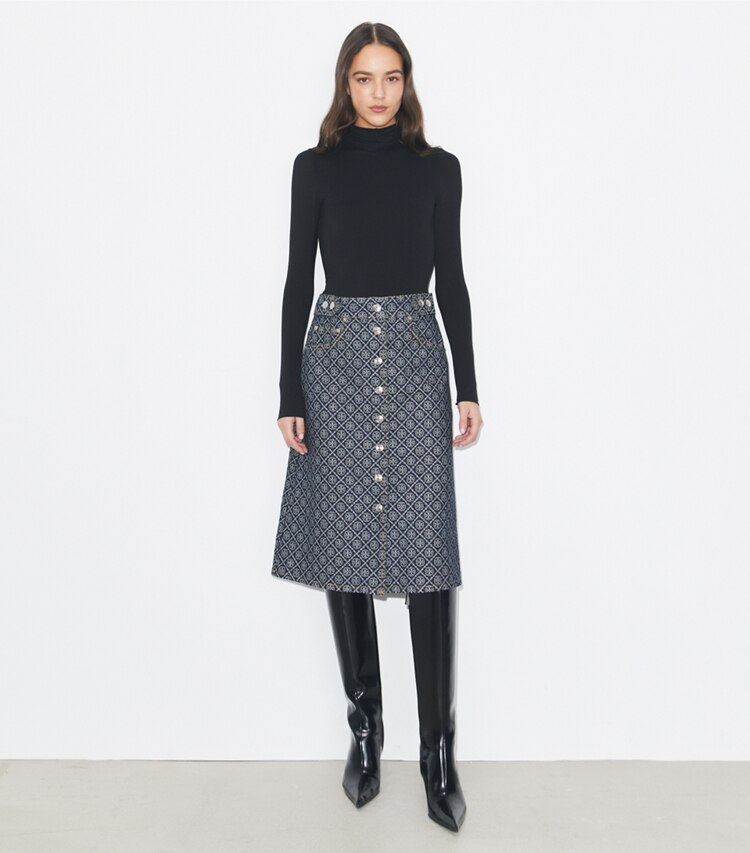Tory Burch diseñador prendas inferiores Falda de mezclilla acampanada en T Monogram Stone Wash frente en modelo