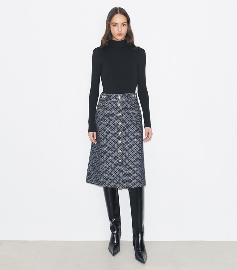 Tory Burch diseñador prendas inferiores Falda de mezclilla acampanada en T Monogram Stone Wash frente en modelo