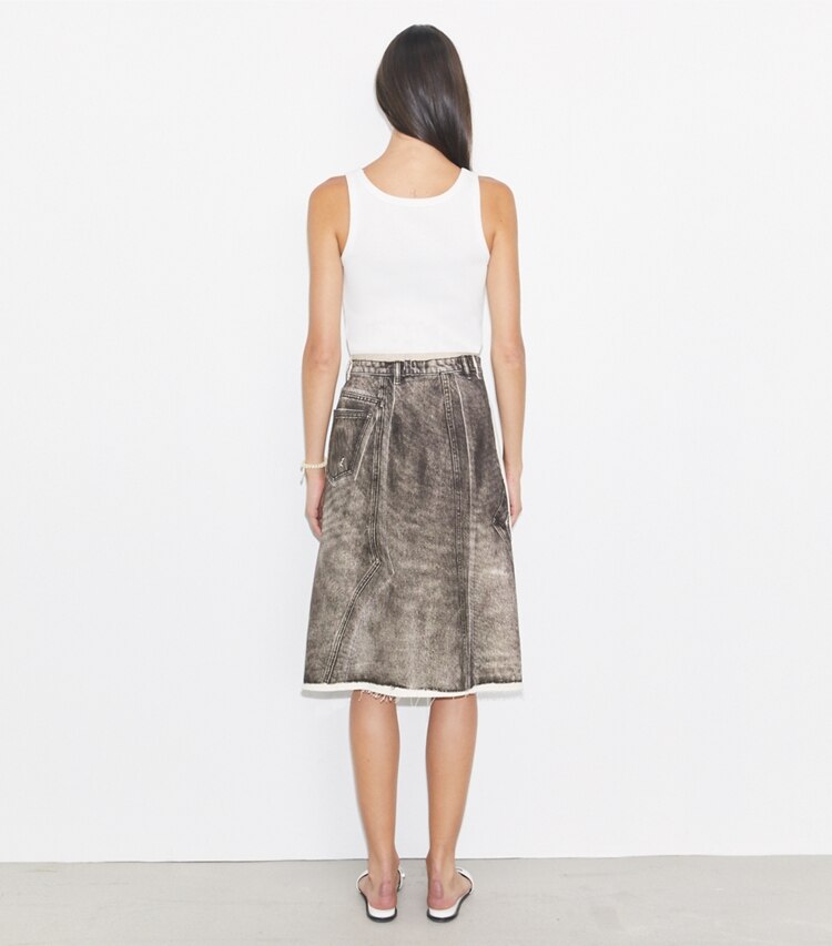 Tory Burch diseñador prendas inferiores Falda de mezclilla deconstruida con sobreimpresión en Soft Sable Brown parte posterior en modelo