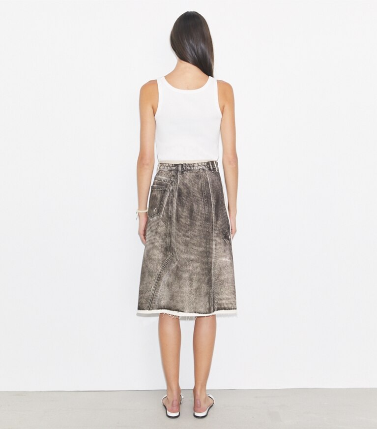 Tory Burch diseñador prendas inferiores Falda de mezclilla deconstruida con sobreimpresión en Soft Sable Brown parte posterior en modelo