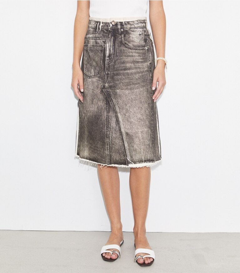 Tory Burch diseñador prendas inferiores Falda de mezclilla deconstruida con sobreimpresión en Soft Sable Brown detalle en modelo