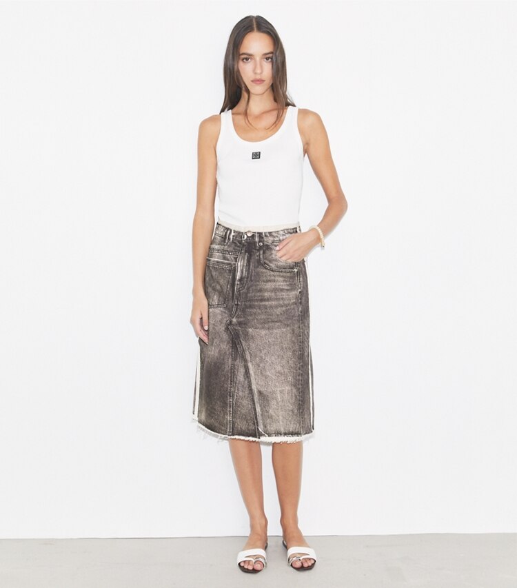 Tory Burch diseñador prendas inferiores Falda de mezclilla deconstruida con sobreimpresión en Soft Sable Brown frente en modelo