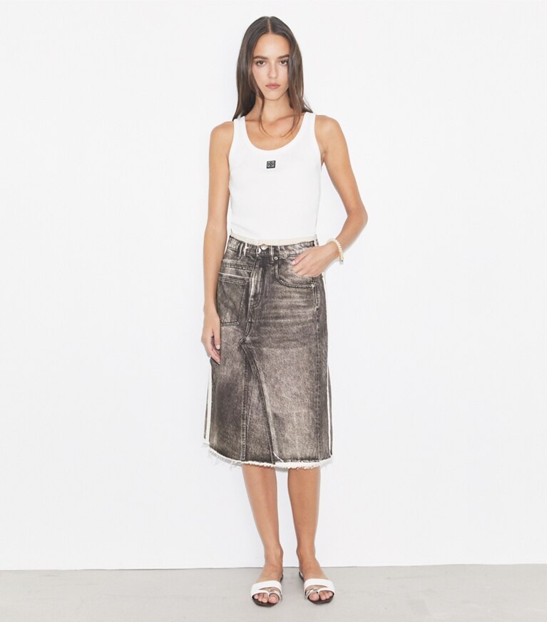 Tory Burch diseñador prendas inferiores Falda de mezclilla deconstruida con sobreimpresión en Soft Sable Brown frente en modelo
