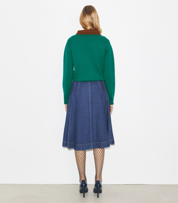 Tory Burch diseñador prendas inferiores Falda de mezclilla plisada en Dark Vintage Wash parte posterior en modelo