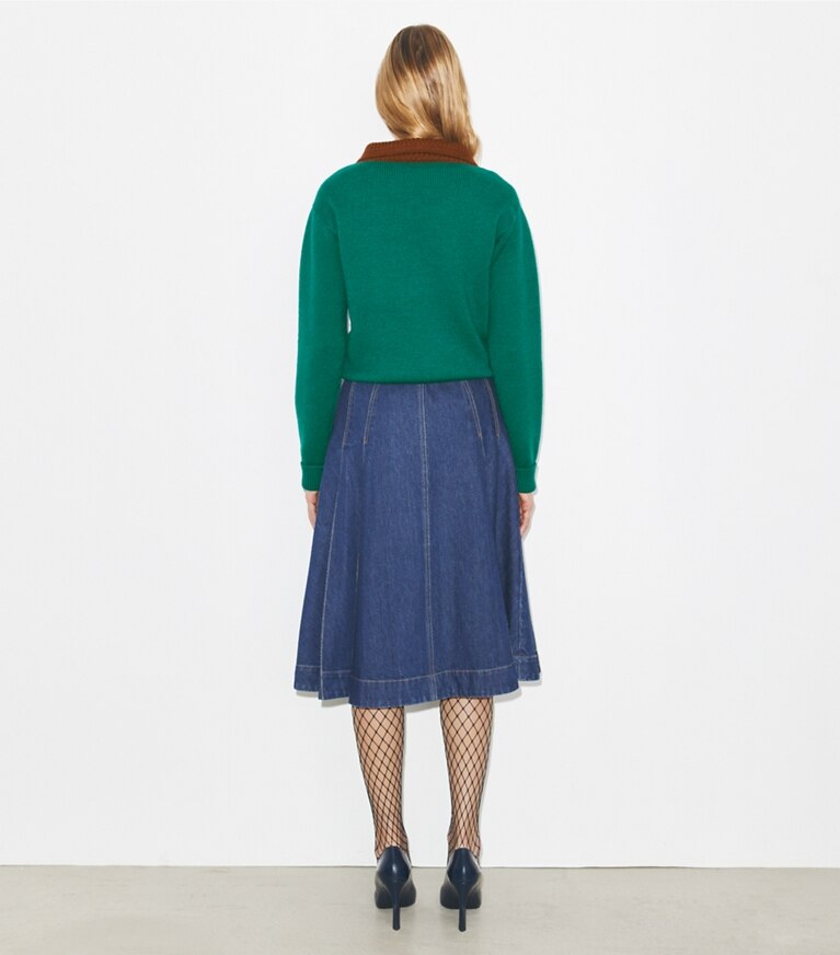 Tory Burch diseñador prendas inferiores Falda de mezclilla plisada en Dark Vintage Wash parte posterior en modelo