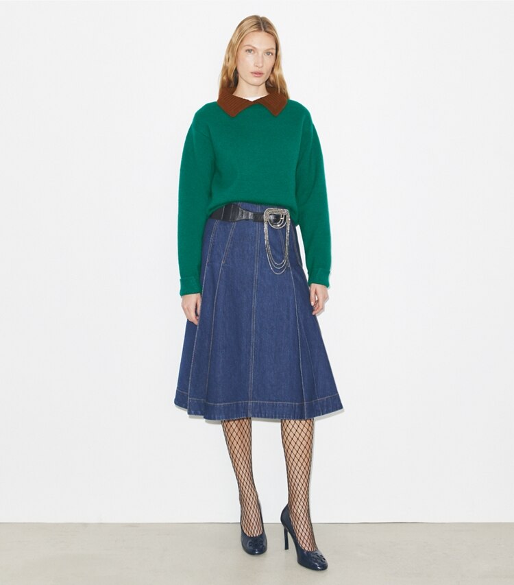 Tory Burch diseñador prendas inferiores Falda de mezclilla plisada en Dark Vintage Wash frente en modelo