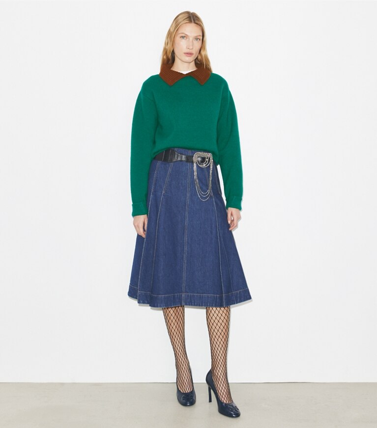Tory Burch diseñador prendas inferiores Falda de mezclilla plisada en Dark Vintage Wash frente en modelo