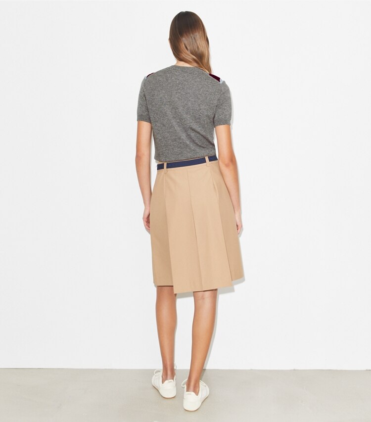 Tory Burch diseñador prendas inferiores Falda de nailon plisada en Khaki parte posterior en modelo