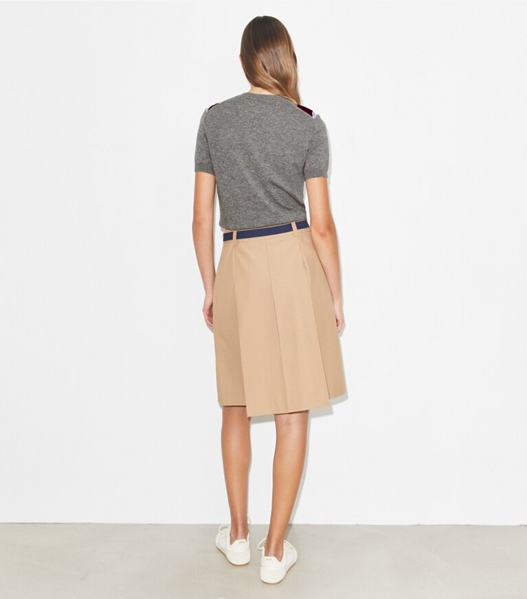 Tory Burch diseñador prendas inferiores Falda de nailon plisada en Khaki parte posterior en modelo