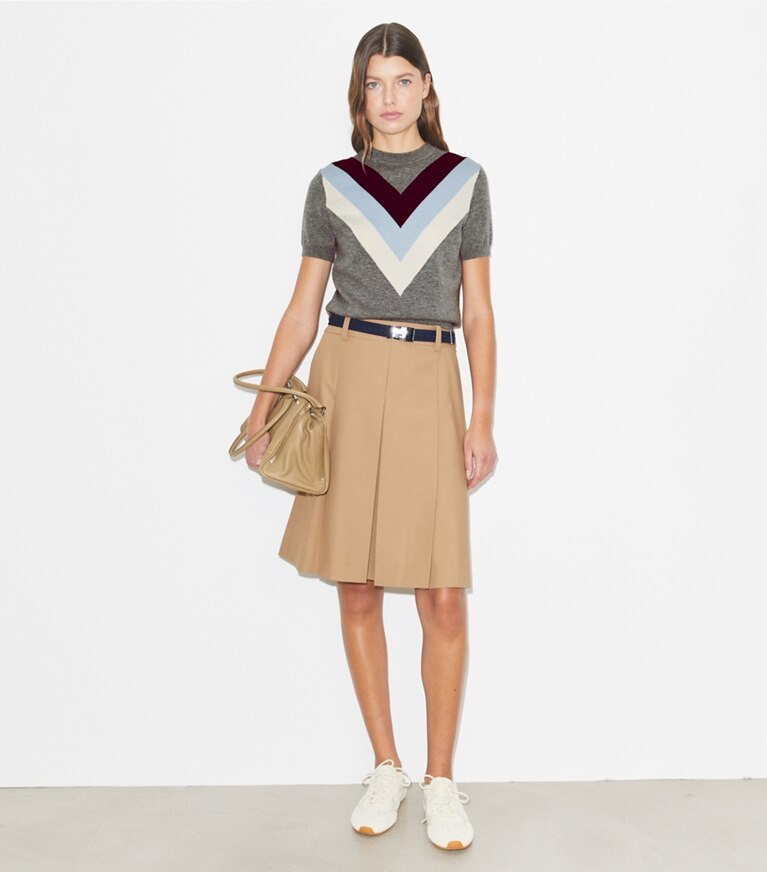 Tory Burch diseñador prendas inferiores Falda de nailon plisada en Khaki frente en modelo