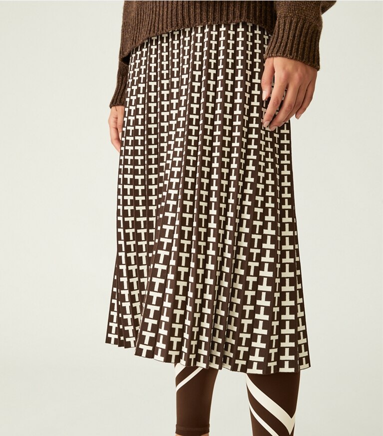 Tory Sport diseñador prendas inferiores Falda de punto técnico de jacquard plisada en Dark Roast Two Way T en el modelo (detalle)