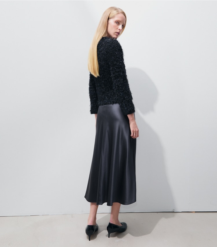 Tory Burch diseñador prendas de abajo Falda de satén en Bluestone parte posterior en modelo