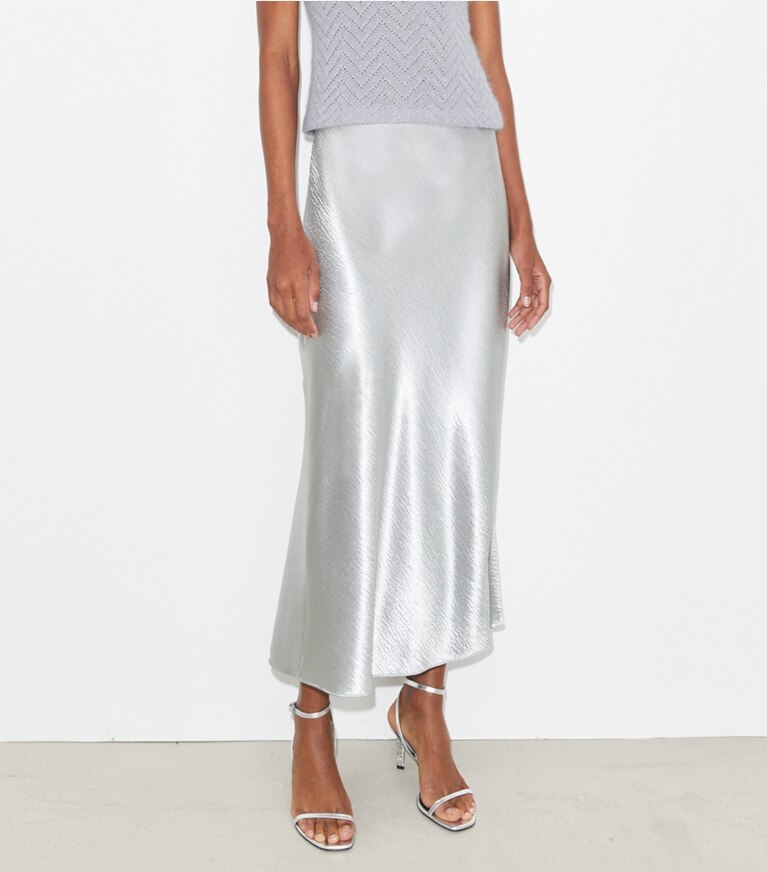 Tory Burch diseñador prendas inferiores Falda de satén en Quartz Gray detalle en modelo