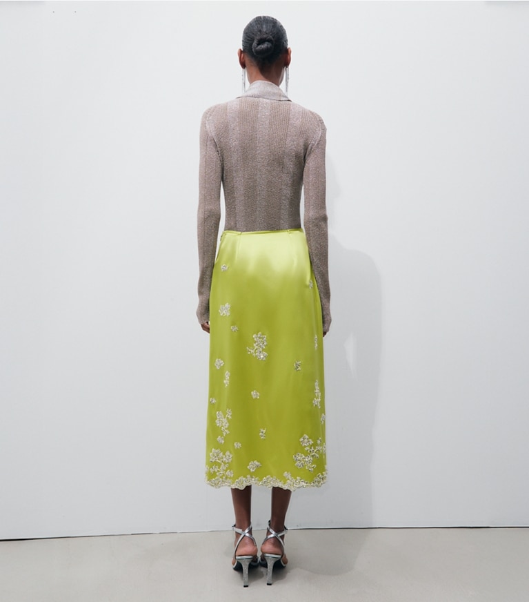 Tory Burch diseñador prendas de abajo Falda de seda con adornos en Green Citron parte posterior en modelo