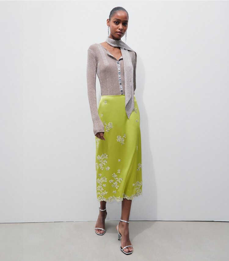 Tory Burch diseñador prendas de abajo Falda de seda con adornos en Green Citron frente en modelo