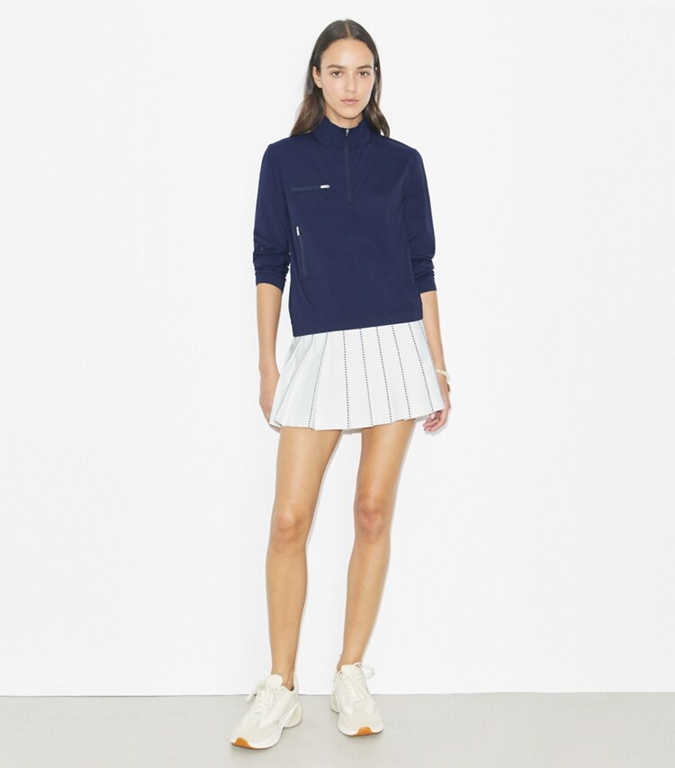 Tory Burch diseñador prendas inferiores Falda de tenis bordada con X en Snow White frente en modelo