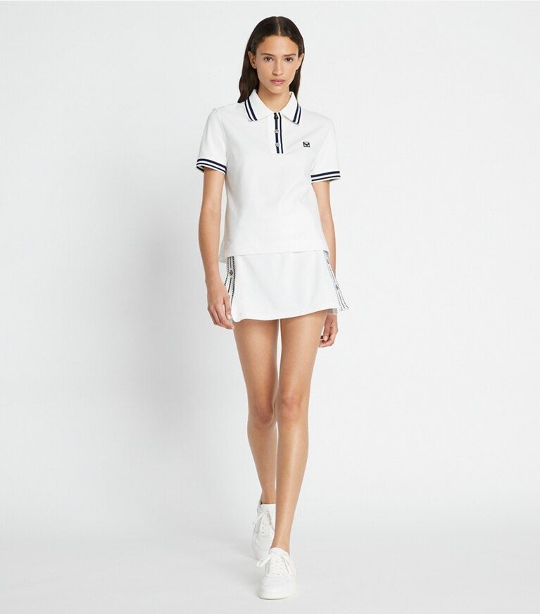 Tory Sport diseñador prendas inferiores Falda de tenis de piqué con franja de logotipo Tech en Snow White frente en modelo