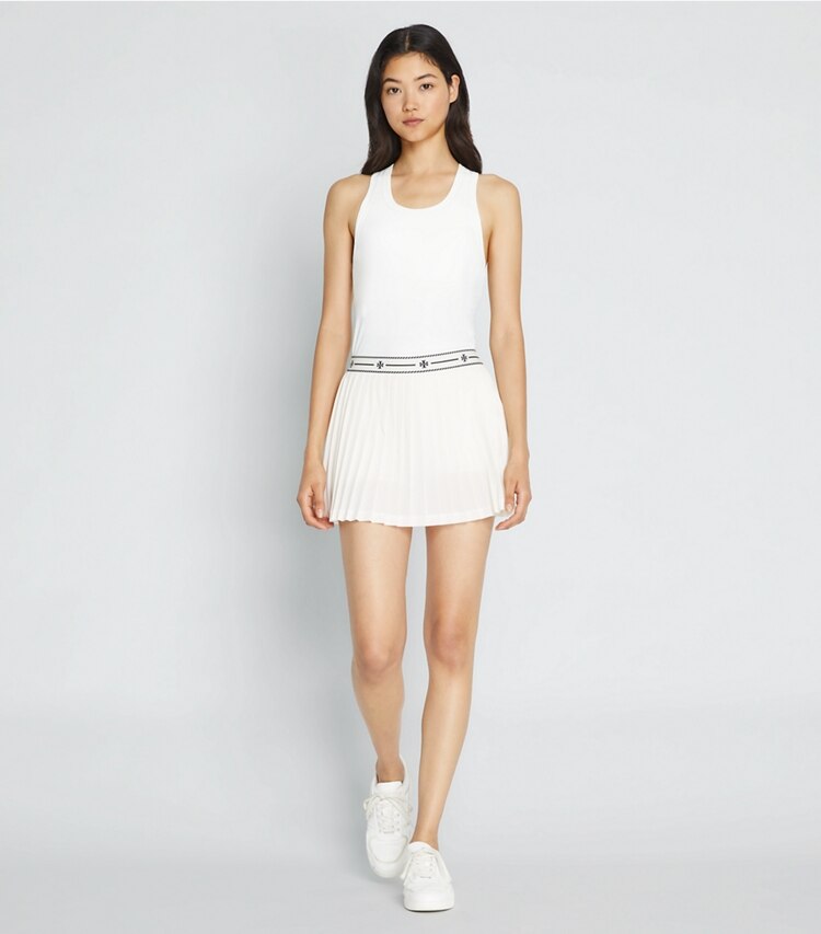 Tory Sport diseñador prendas inferiores Falda de tenis plisada de malla en Snow White frente en modelo