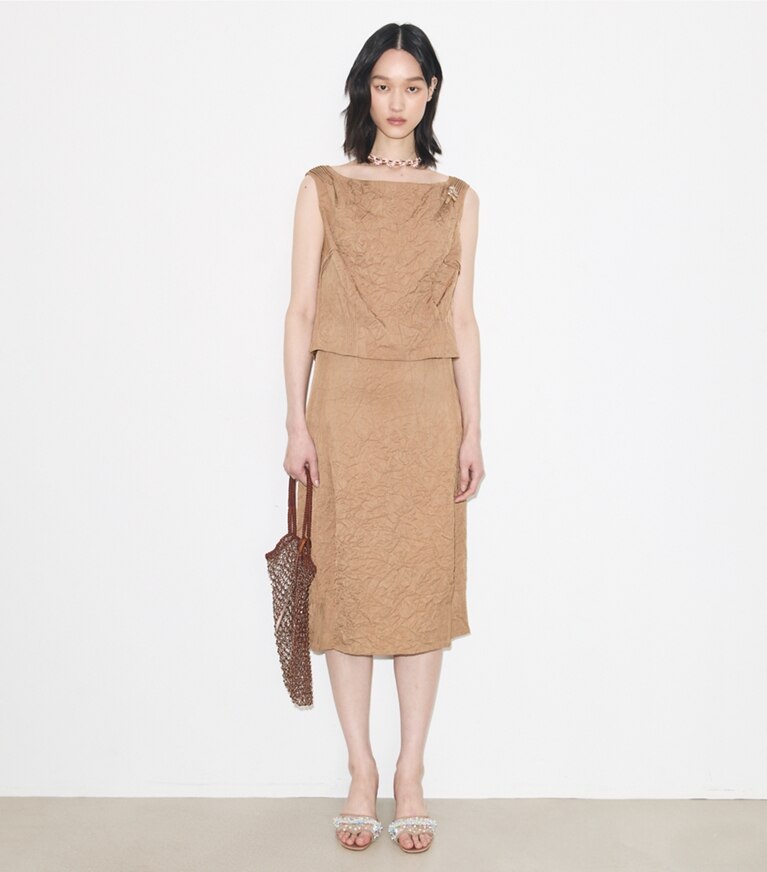 Tory Burch diseñador prendas inferiores Falda de viscosa arrugada en Taupe frente en modelo